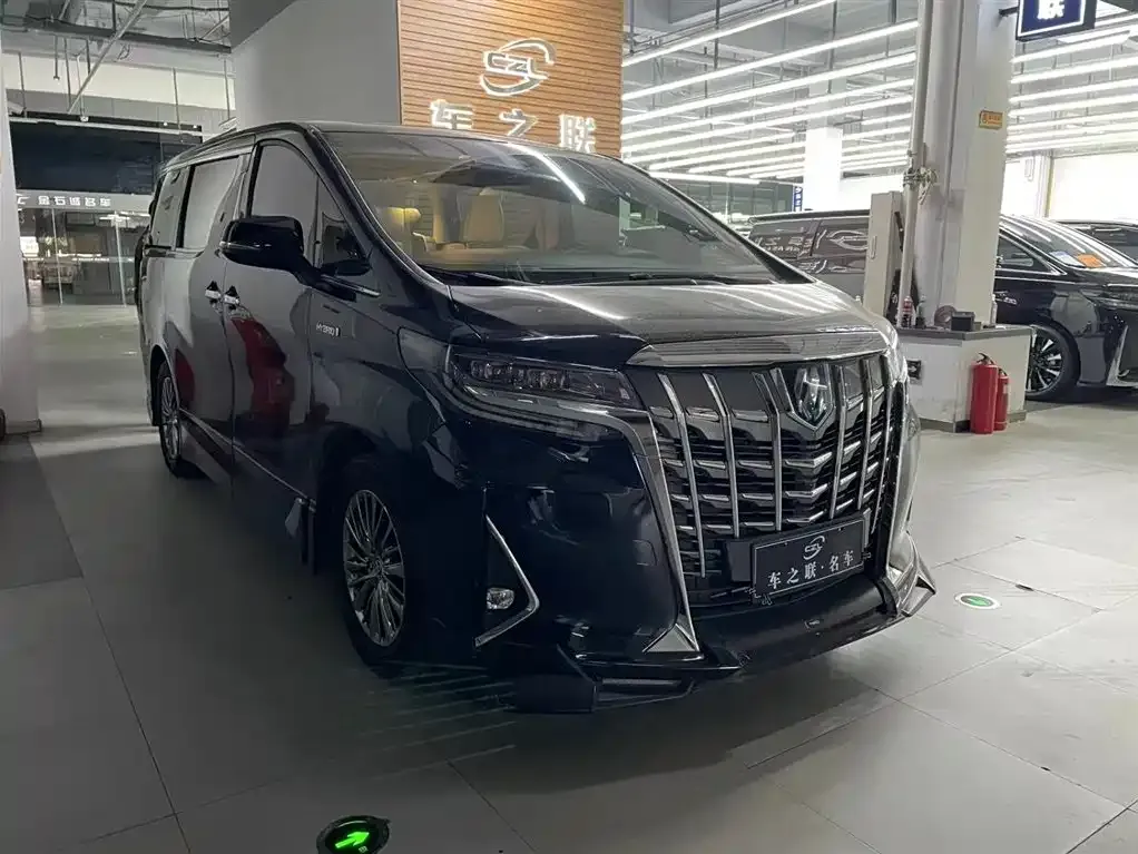 Toyota Alphard — фото 1