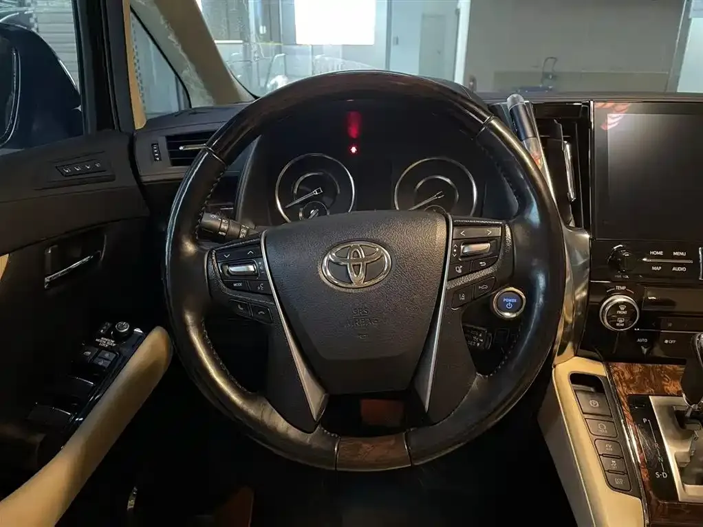 Toyota Alphard — фото 10