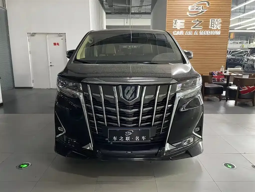 Toyota Alphard — фото 2