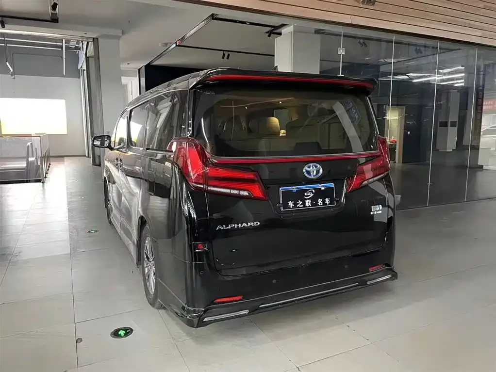 Toyota Alphard — фото 4