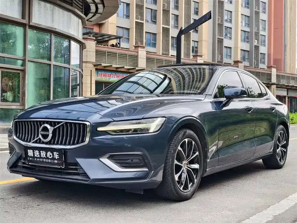 Volvo S60 — фото 1