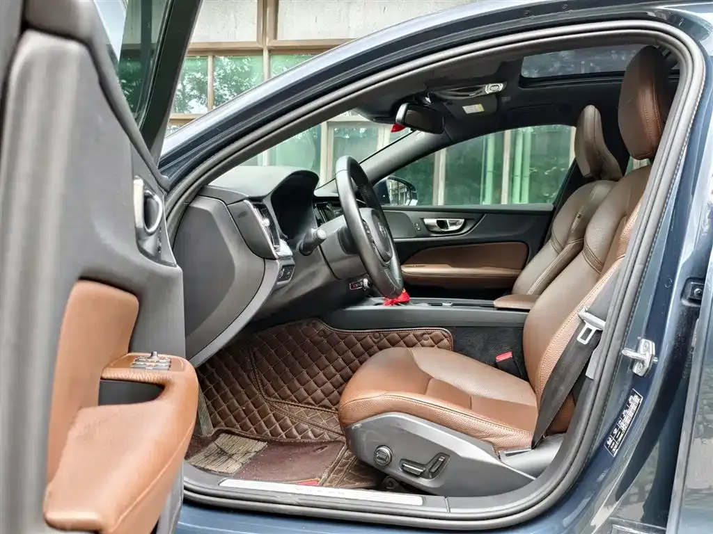 Volvo S60 — фото 10