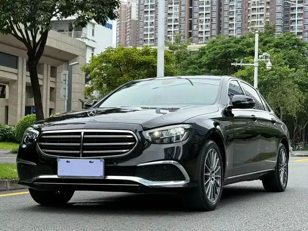 Mercedes-Benz E-Class — фото 1