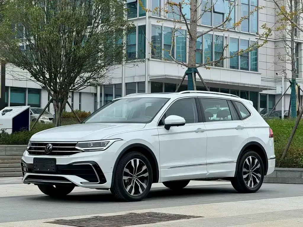 Volkswagen Tiguan L — фото 1