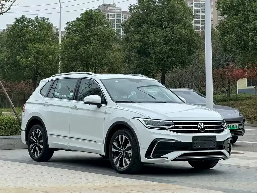 Volkswagen Tiguan L — фото 3