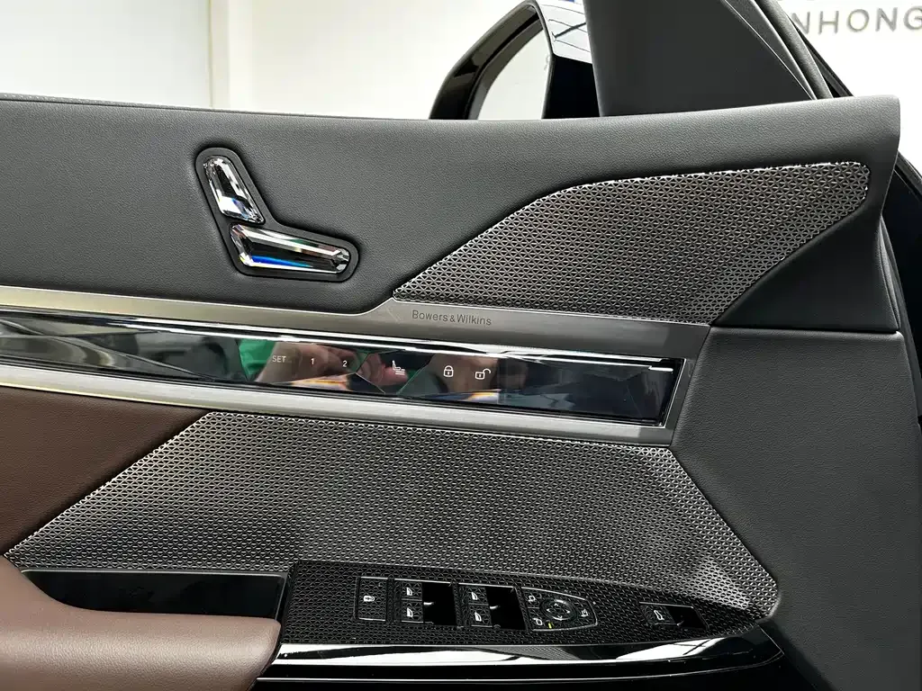 BMW i7 — фото 7