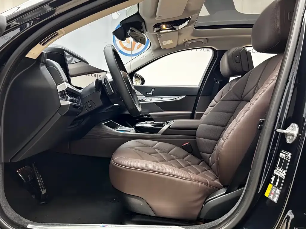 BMW i7 — фото 9