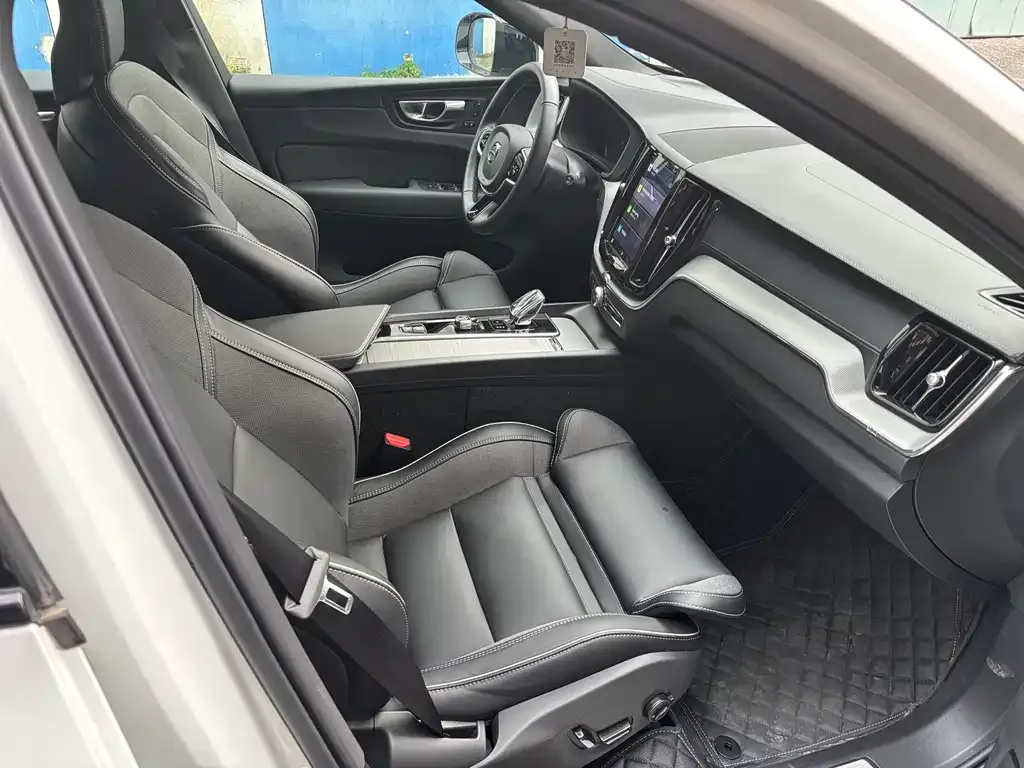 Volvo XC60 — фото 10