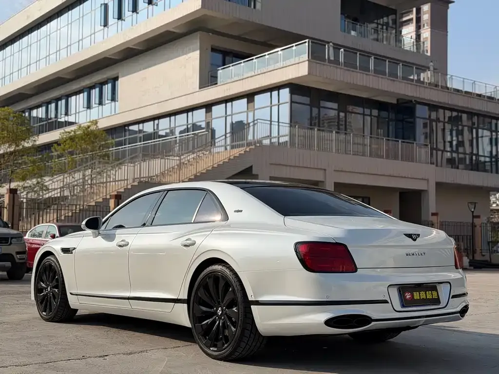 Bentley Flying Spur — фото 4