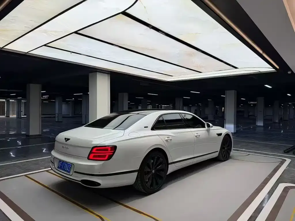 Bentley Flying Spur — фото 6