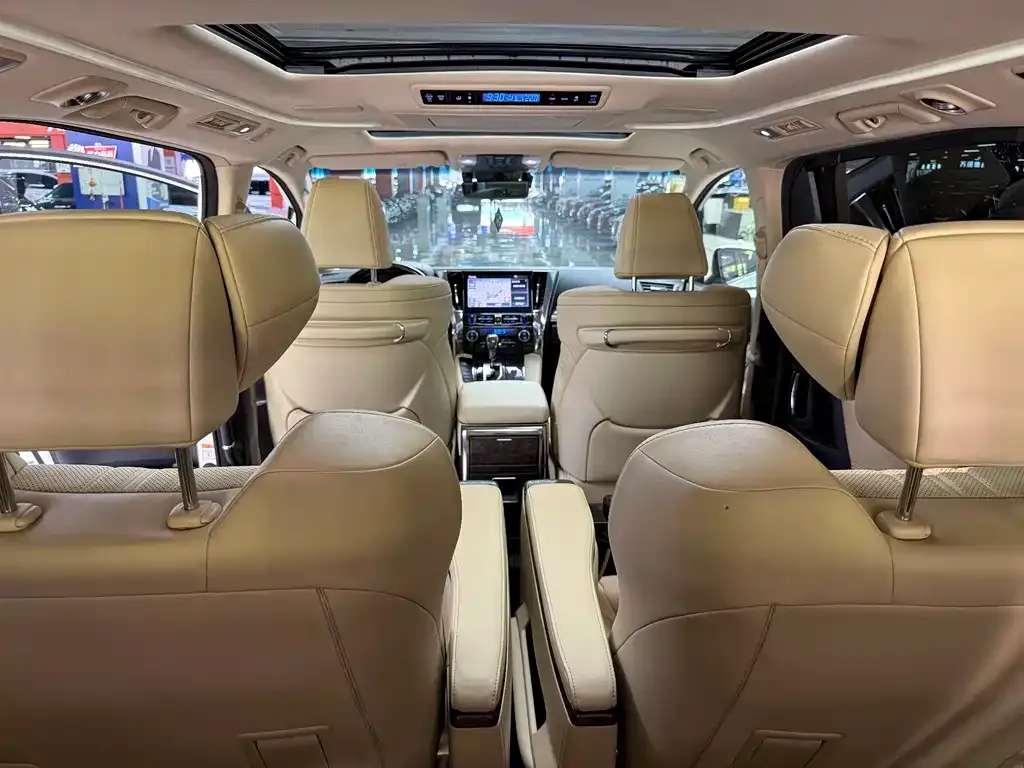 Toyota Alphard — фото 10