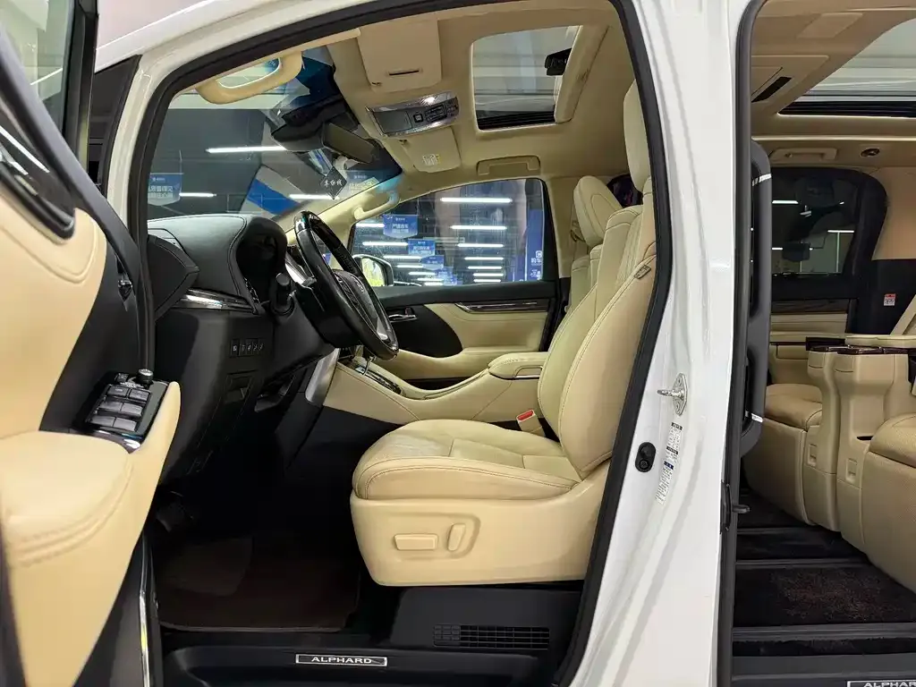 Toyota Alphard — фото 5