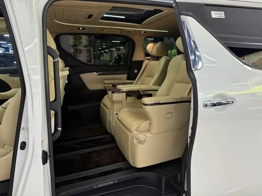 Toyota Alphard — фото 7