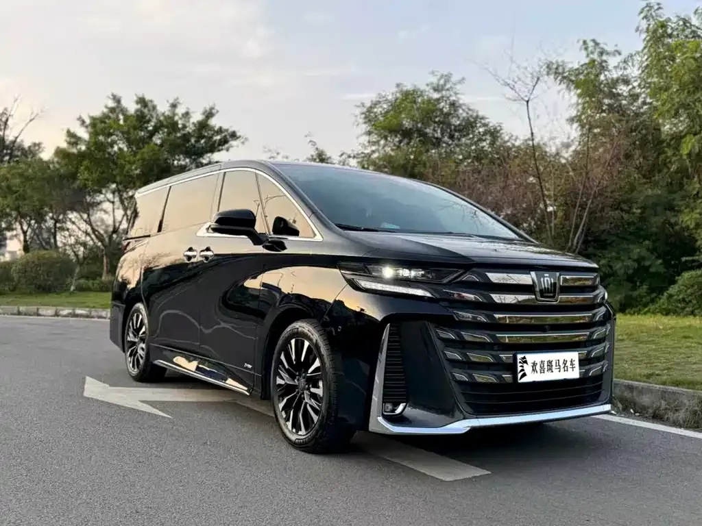 Toyota Vellfire — фото 1