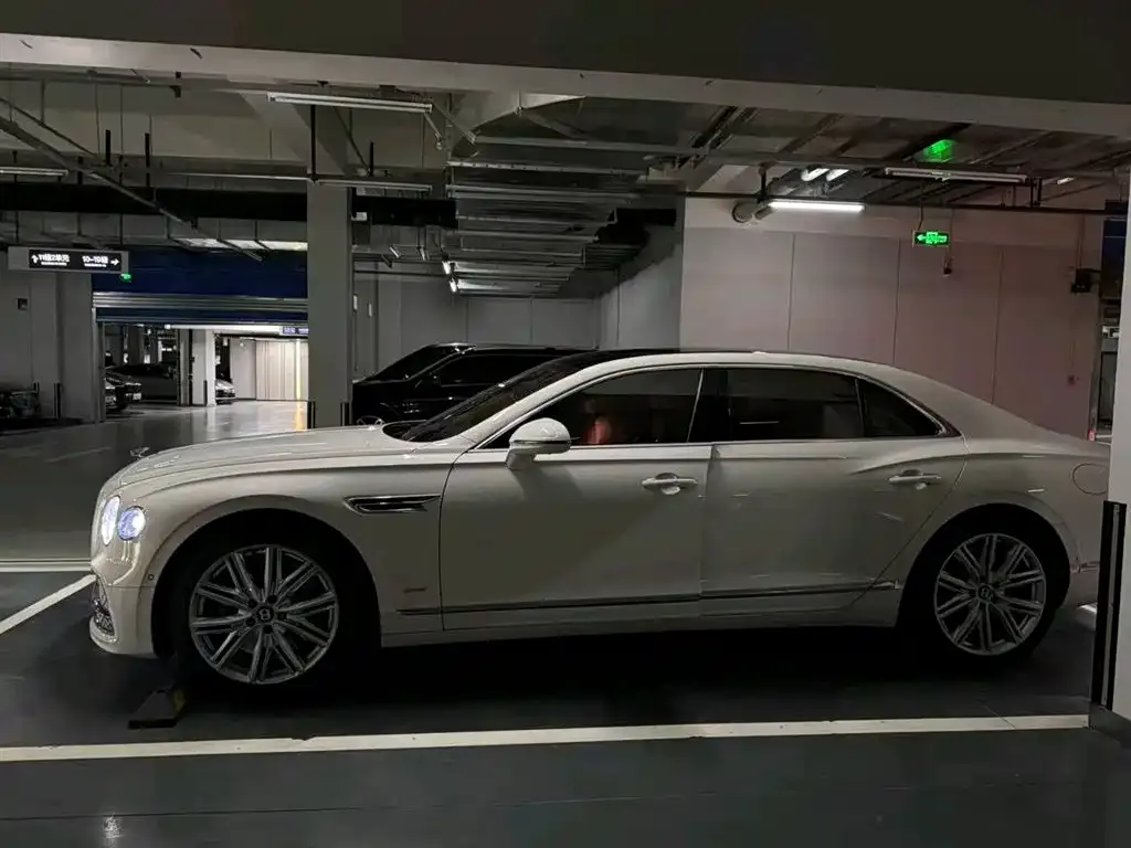 Bentley Flying Spur PHEV — фото 3