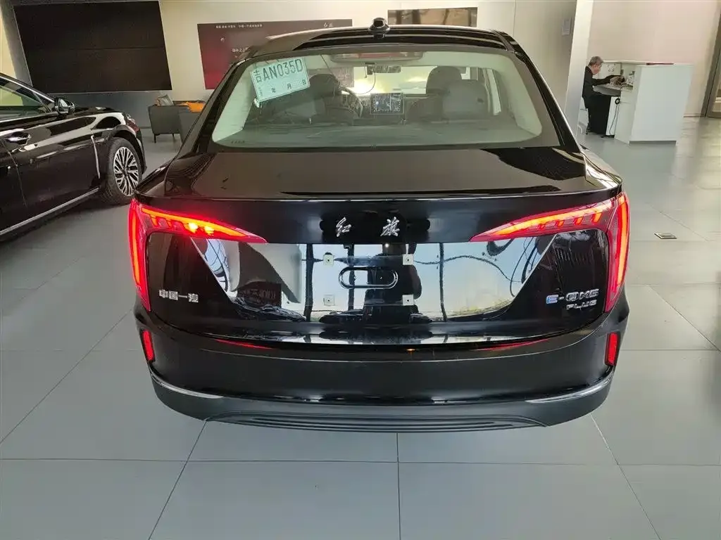Hongqi E-QM5 — фото 6