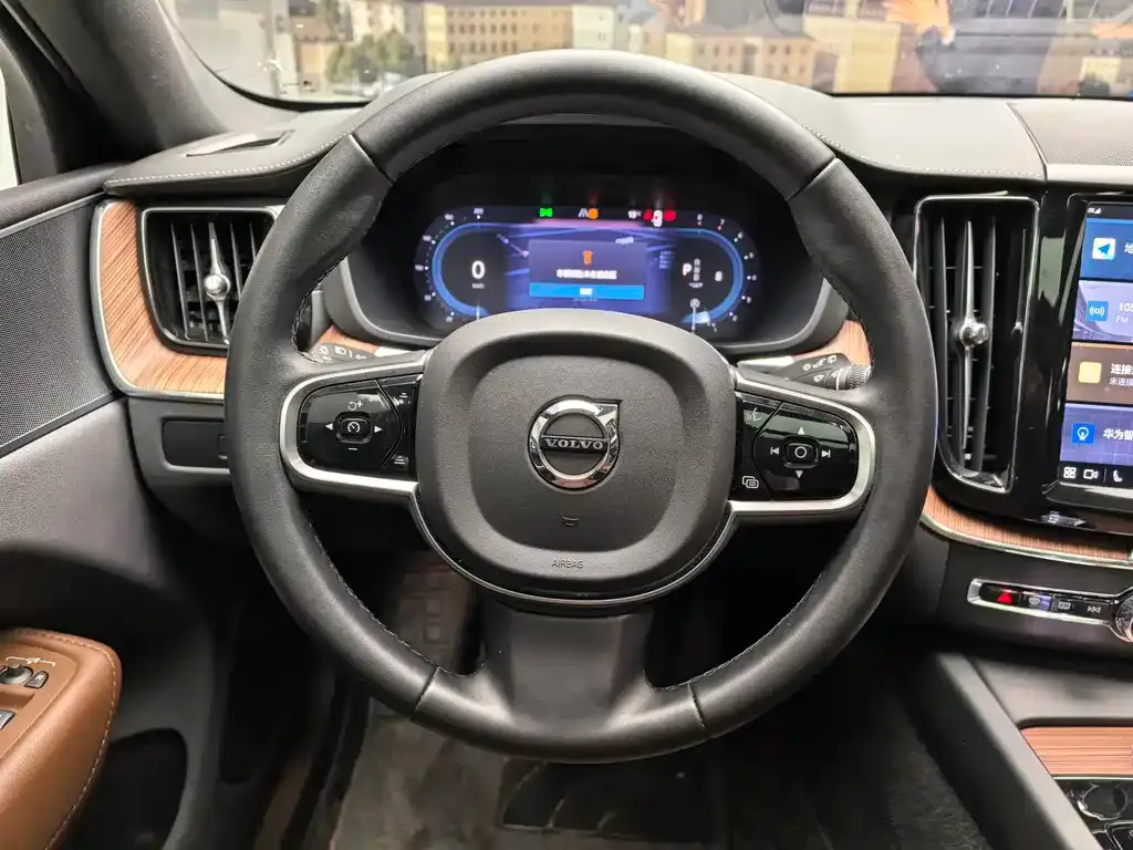 Volvo XC60 — фото 4