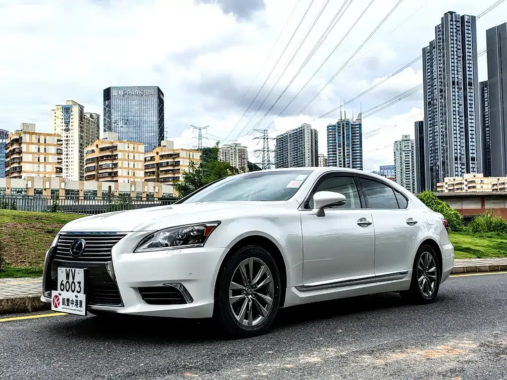 Lexus LS — фото 1