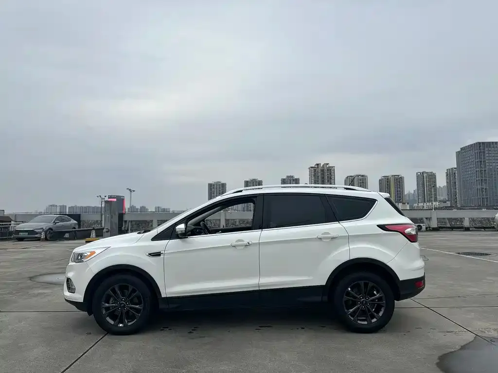 Ford Kuga — фото 10