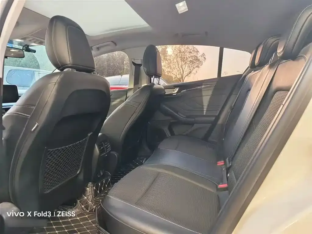 Ford Focus Active — фото 10
