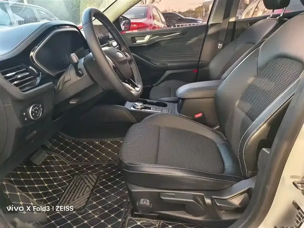 Ford Focus Active — фото 9