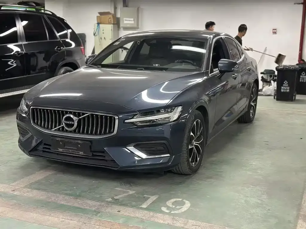 Volvo S60 — фото 1
