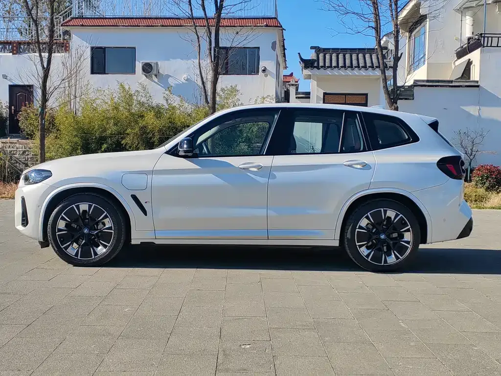 BMW iX3 — фото 6