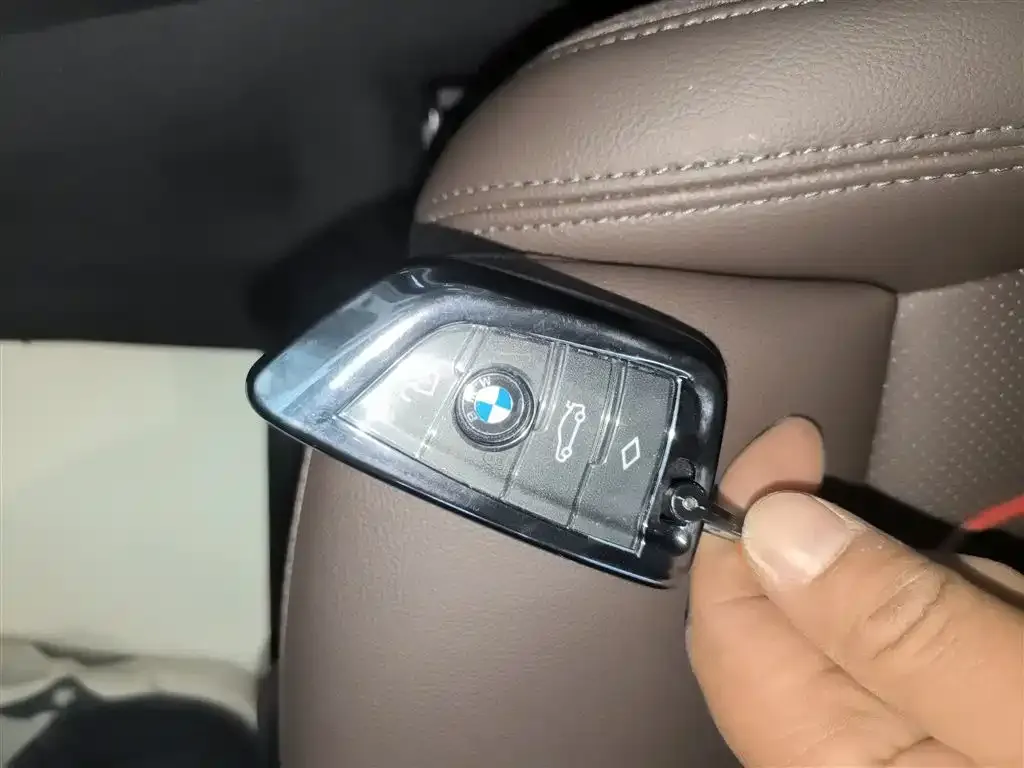 BMW iX3 — фото 9