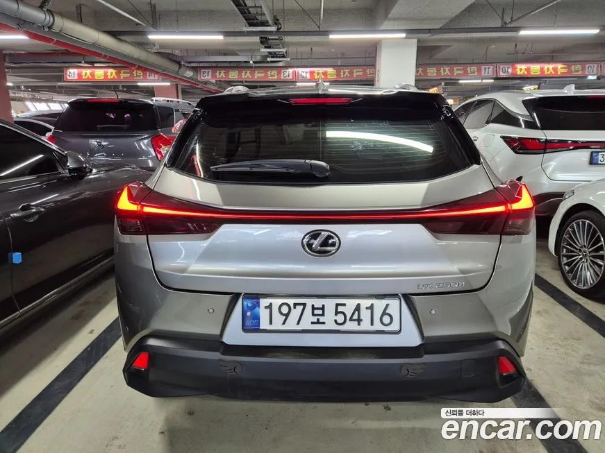 Lexus UX — фото 3