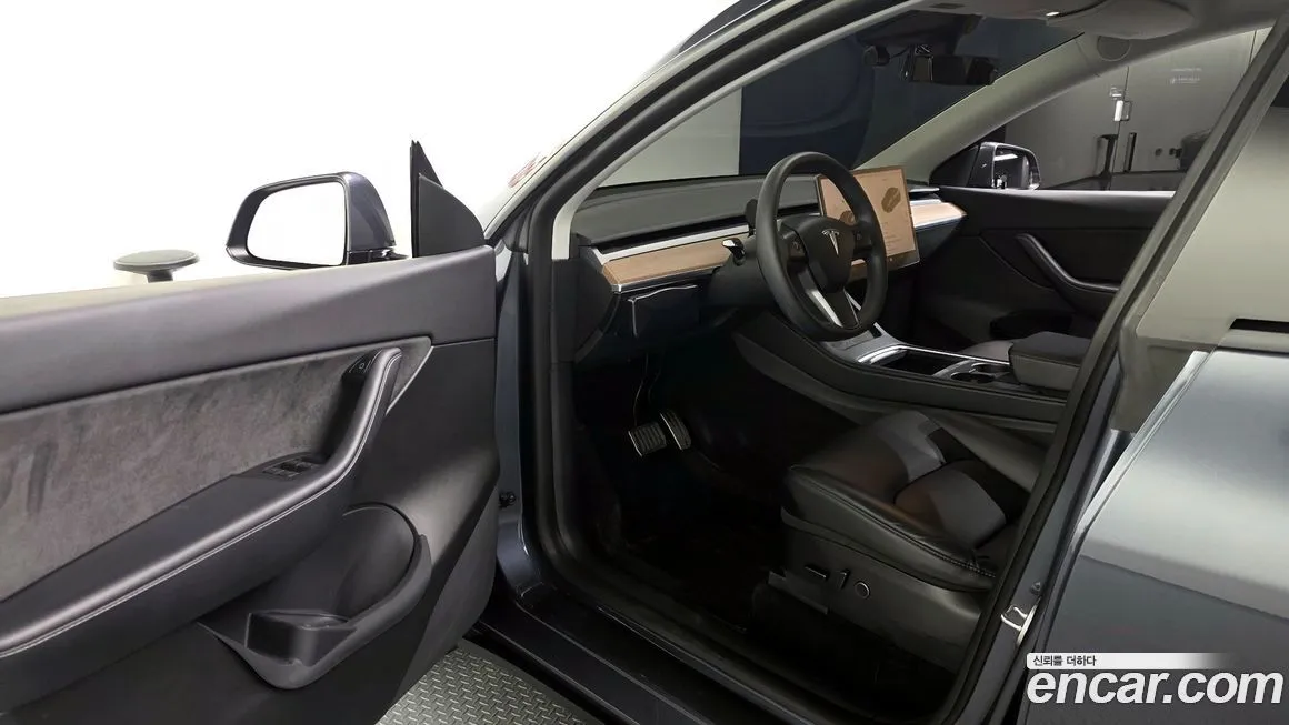 Tesla Model Y — фото 10