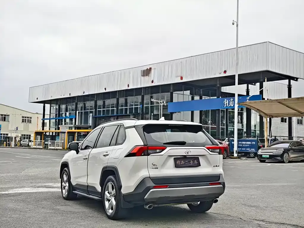 Toyota RAV4 — фото 7
