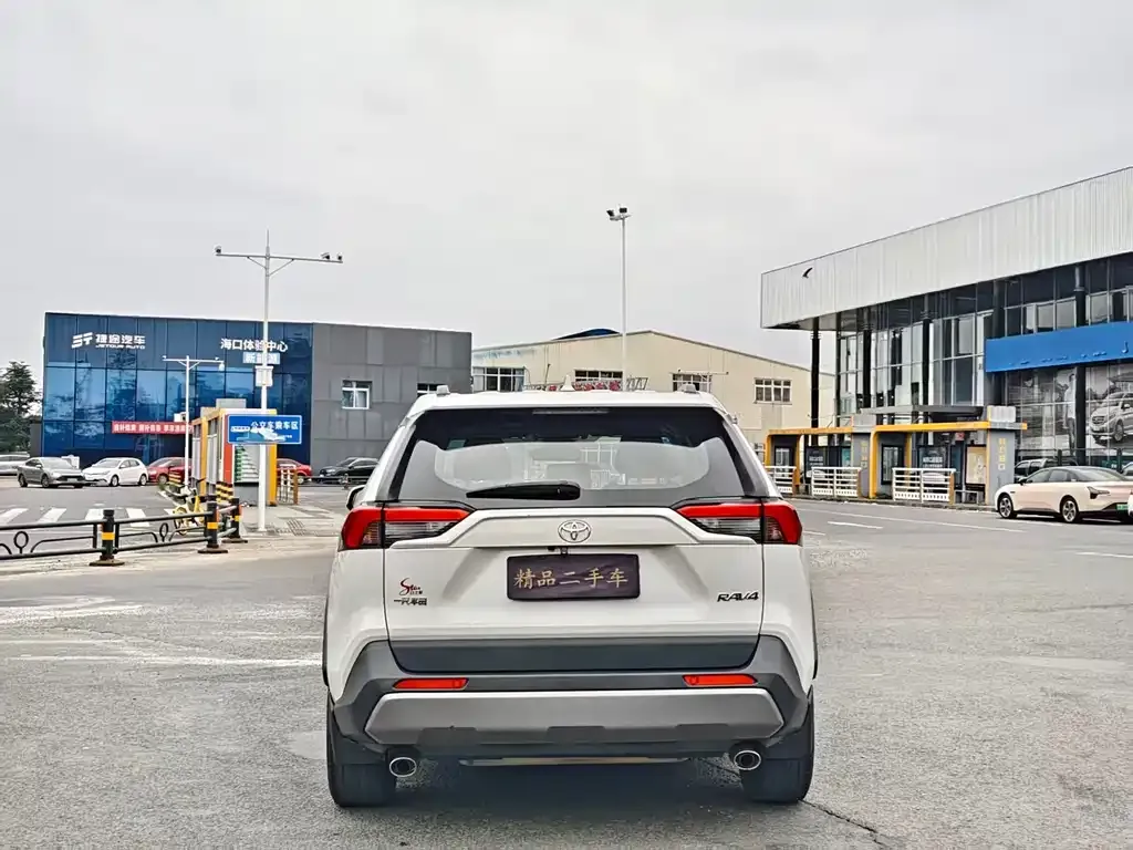 Toyota RAV4 — фото 8