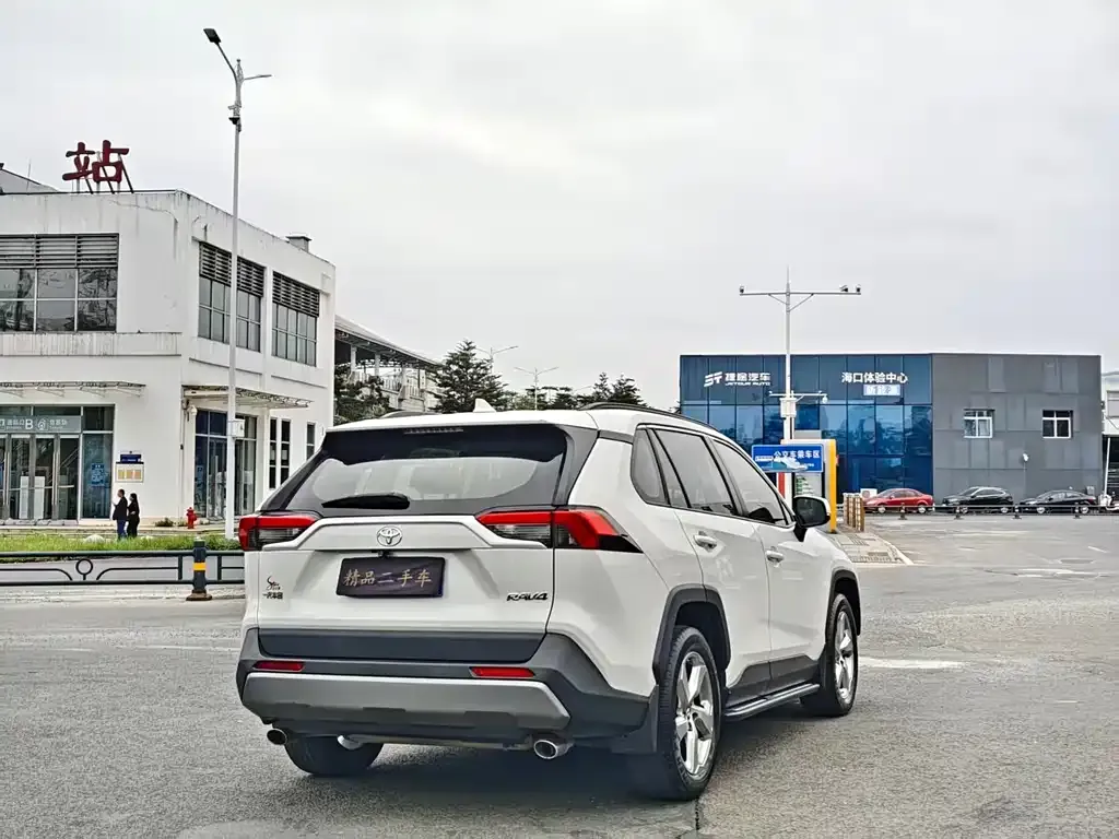 Toyota RAV4 — фото 9