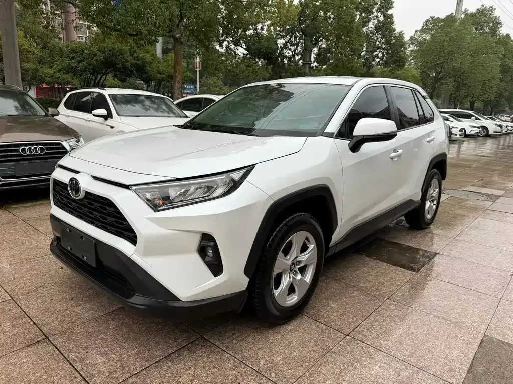 Toyota RAV4 — фото 1