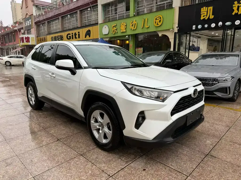 Toyota RAV4 — фото 3