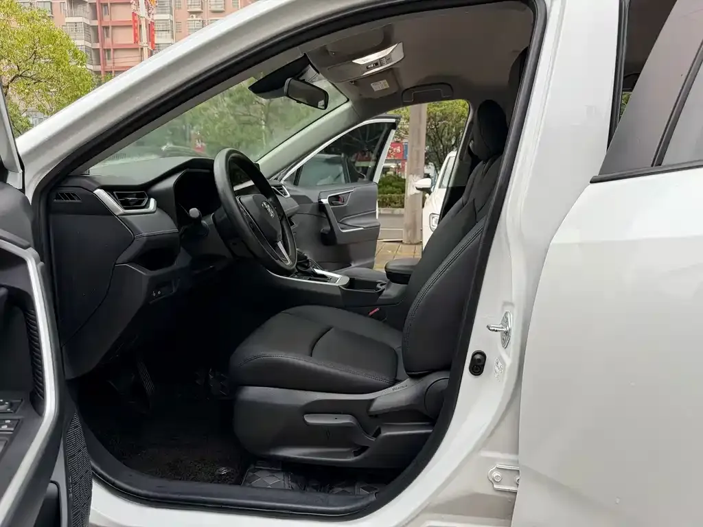 Toyota RAV4 — фото 4