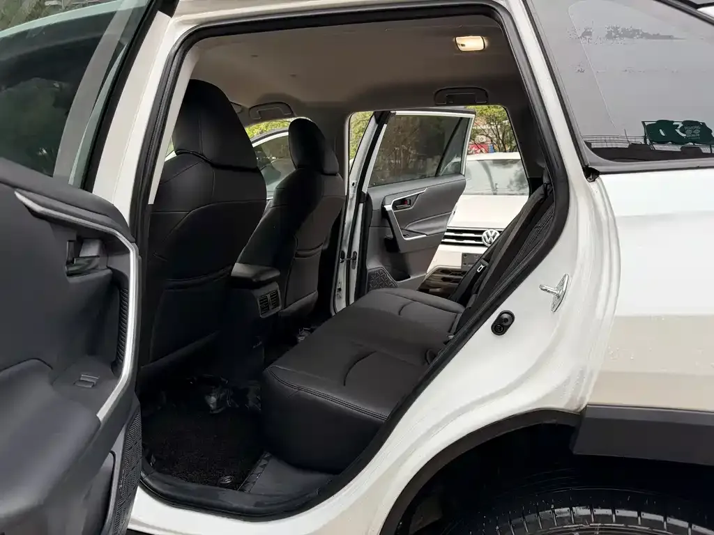 Toyota RAV4 — фото 5