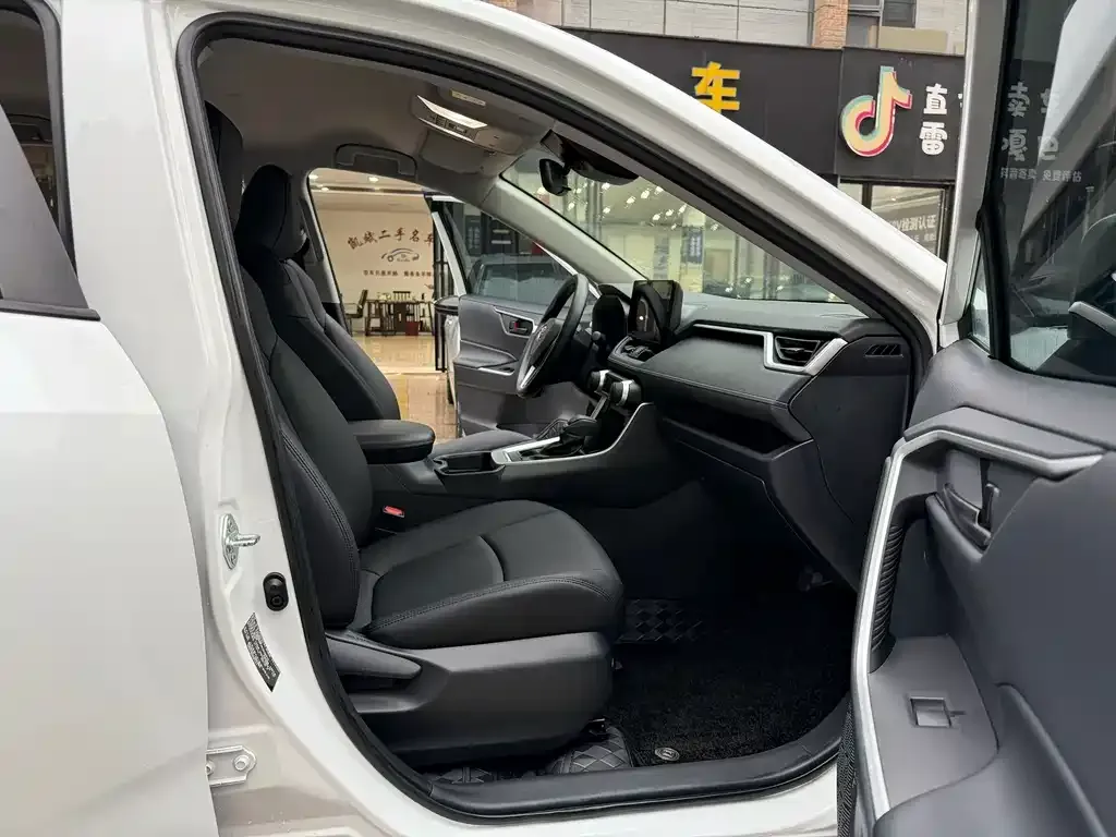 Toyota RAV4 — фото 6
