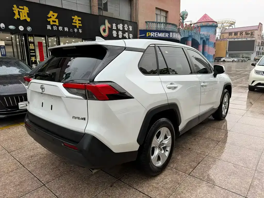 Toyota RAV4 — фото 8
