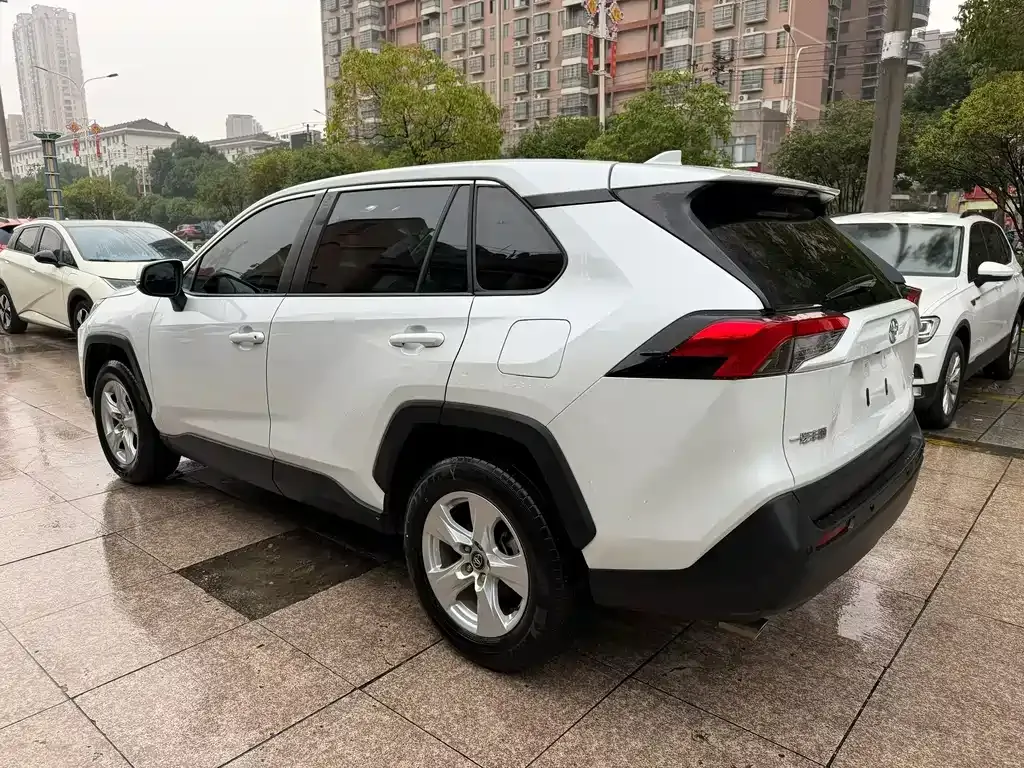 Toyota RAV4 — фото 9