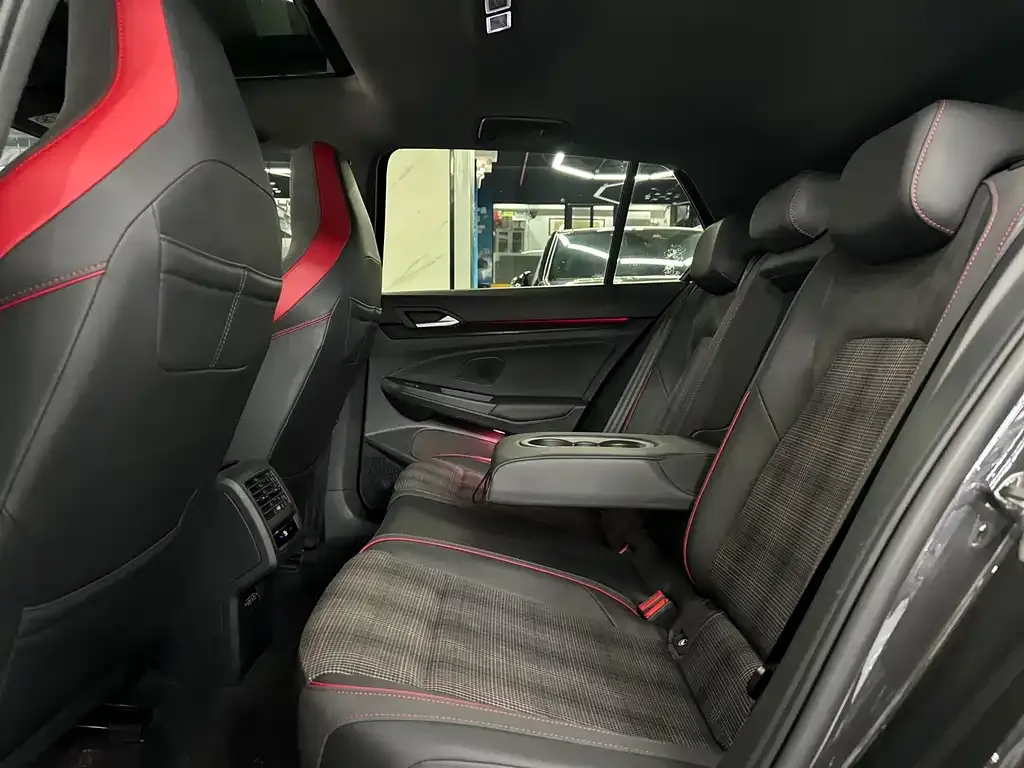 Volkswagen Golf GTI — фото 10
