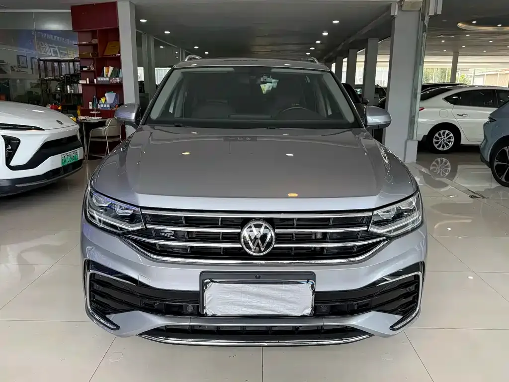 Volkswagen Tiguan L — фото 2