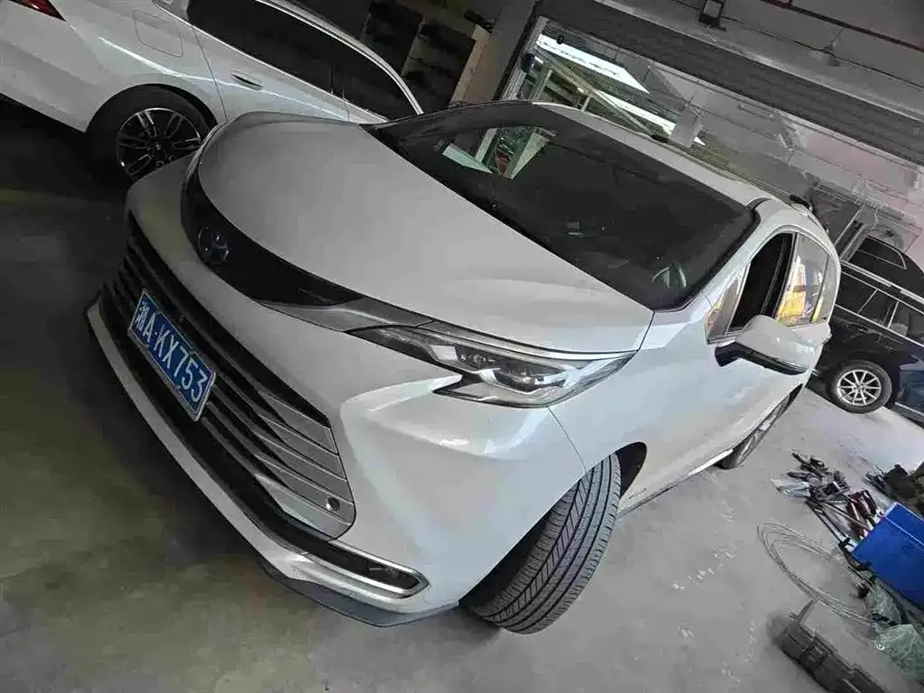 Toyota Sienna — фото 1