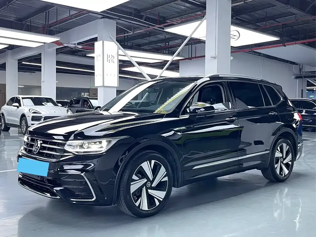 Volkswagen Tiguan L — фото 1