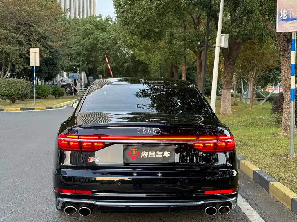 Audi S8 — фото 5