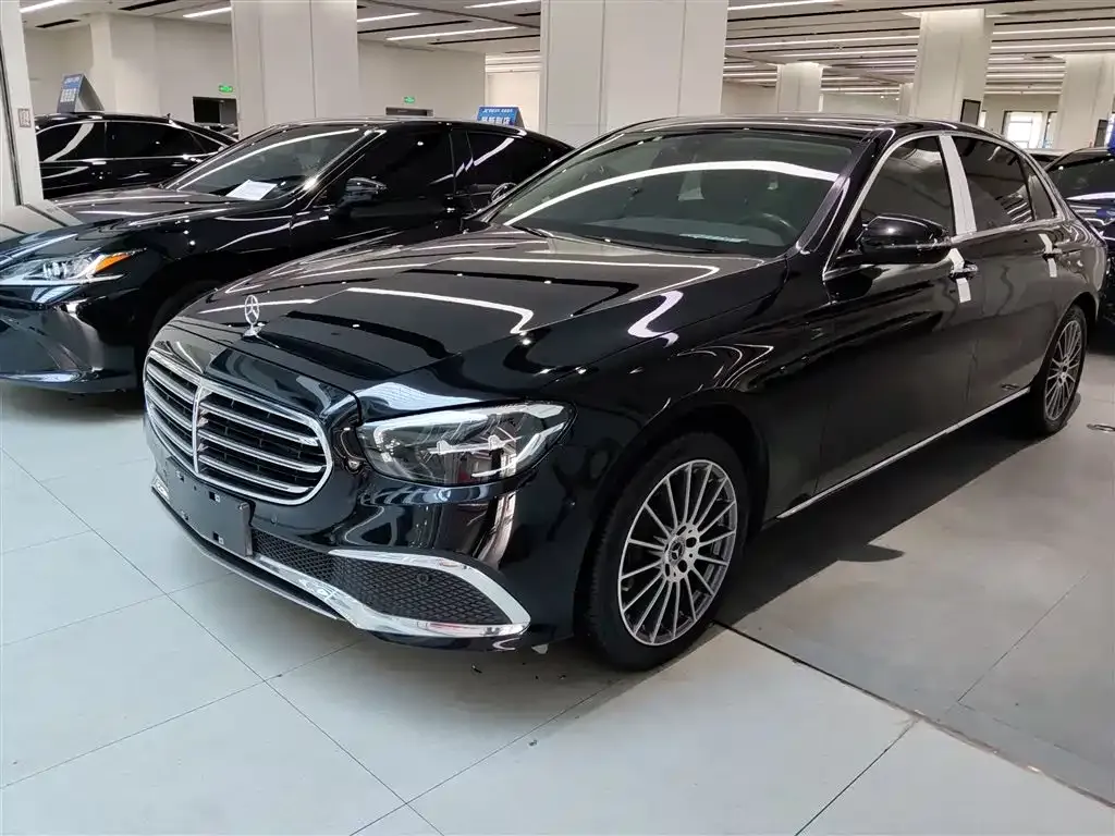 Mercedes-Benz E-Class — фото 1