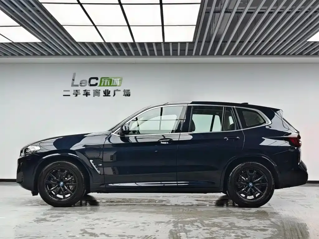 BMW iX3 — фото 9