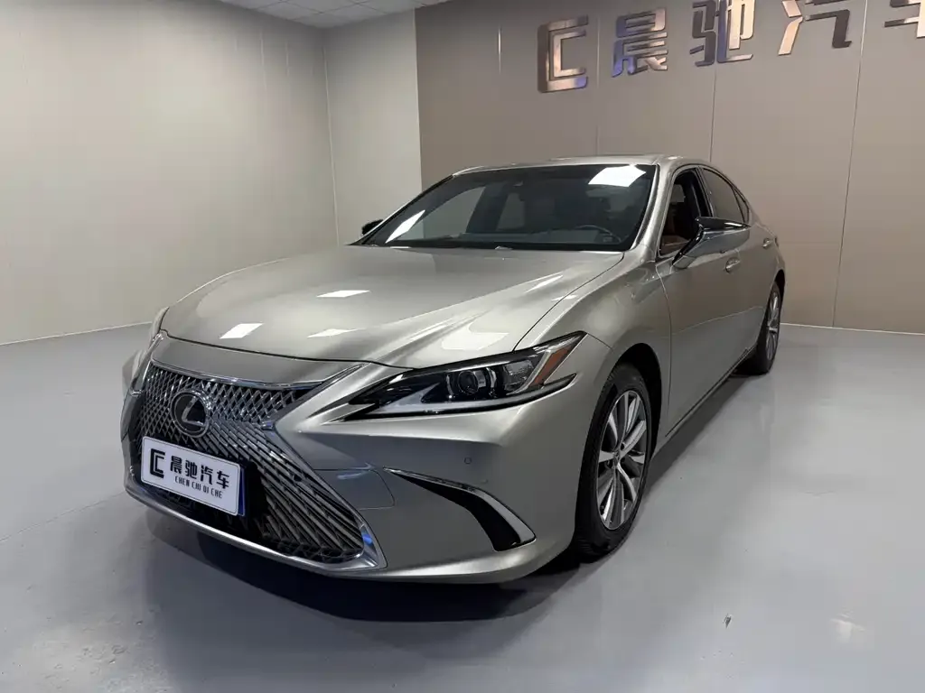 Lexus ES — фото 1