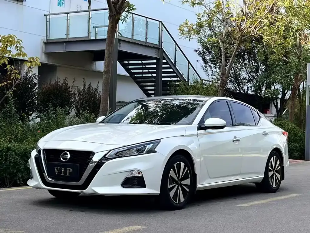 Nissan Teana — фото 1