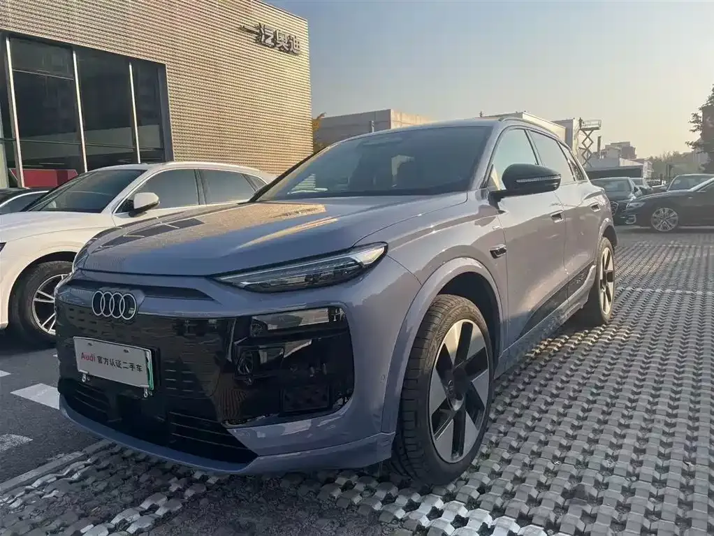 Audi Q6L e-tron — фото 1